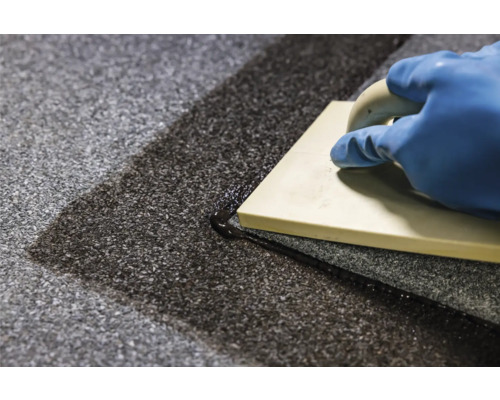 Verfugen mit Fugenmörtel und Fugenglätter auf einer Steinoberfläche