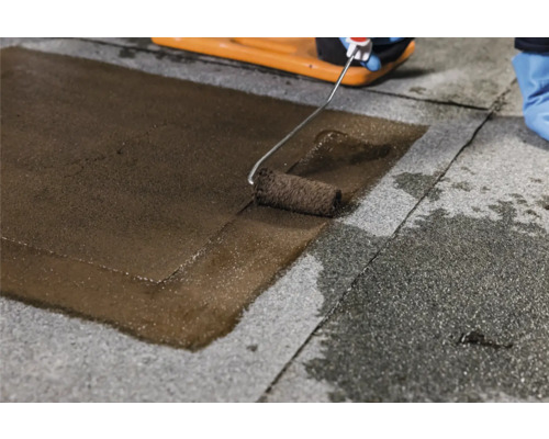 Auftragen von Dachbeschichtung mit einer Farbwalze auf Bitumenbahnen