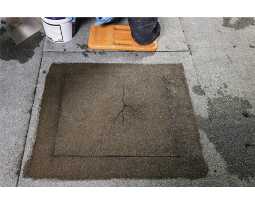 Verarbeiten von Reparaturmörtel auf einer Steinterrasse