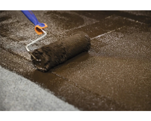 Farbe wird mit Farbroller aufgetragen