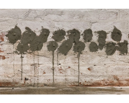 Ausgebesserte Ziegelwand mit Mörtel