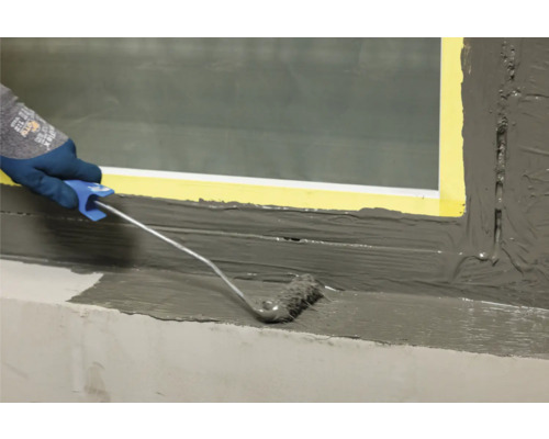 Application d''une étanchéité avec un rouleau à peinture à l''intérieur.