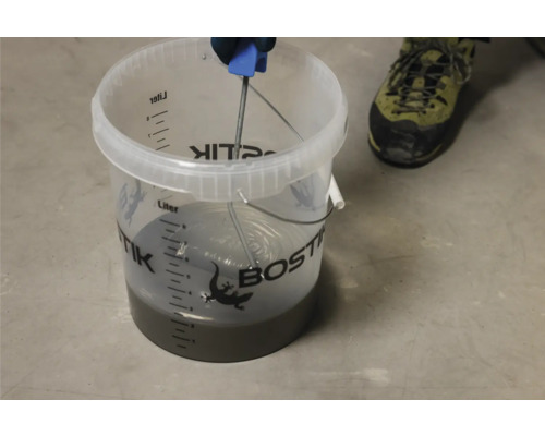 Bostik Eemer mat Rührgerät fir Mörtel ze vermëschen