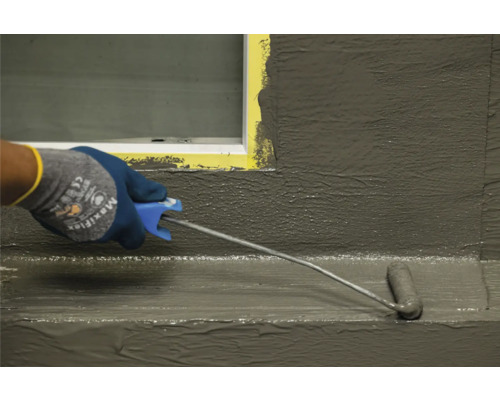 Auftragen einer Abdichtung mit einer Farbwalze auf einer Oberfläche nahe einem Fenster