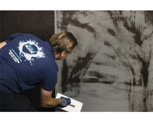 Application de mortier d''étanchéité sur un mur avec une truelle