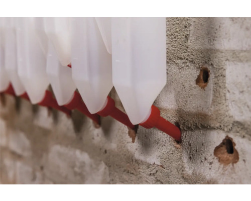Rangée de distributeurs de liquide sur un mur en béton