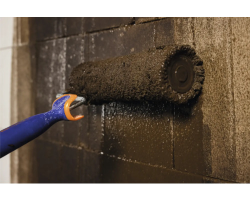 Peinture de façade avec rouleau de peinture