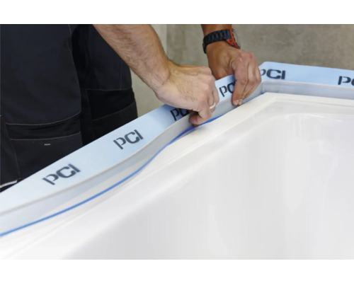 Dichtband wird an Duschwanne angebracht