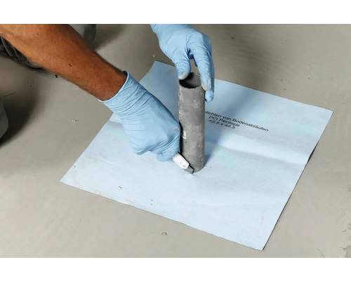 Person dichtet Rohr mit Dichtband ab