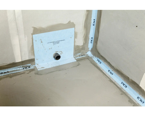 Eckbereich einer Dusche mit Dichtmanschette und Dichtband für die Bauabdichtung