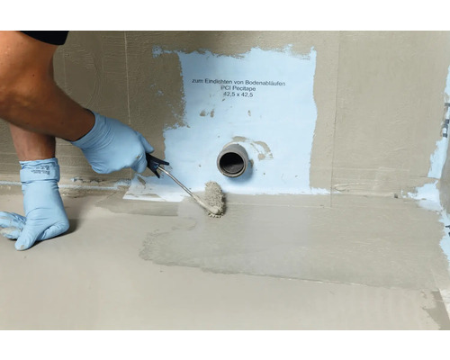 Abdichtung eines Duschbodens mit Dichtband um einen Abfluss