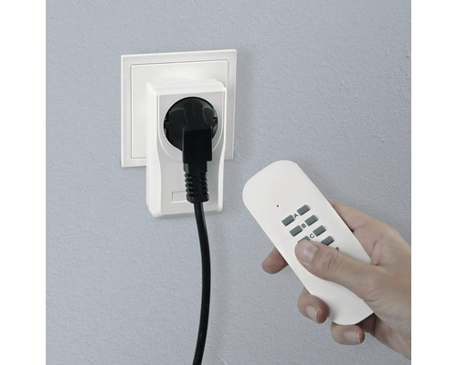 Prise télécommandée avec télécommande sur une prise murale