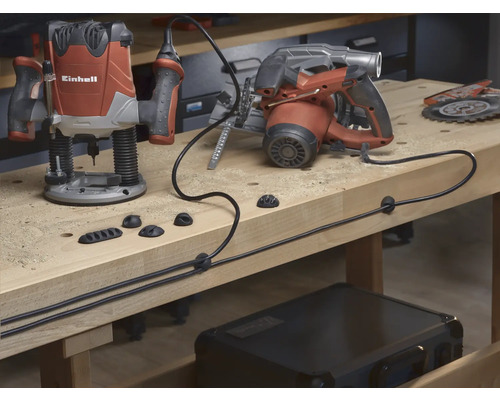 Défonceuse Einhell, scie circulaire portative et serre-câbles sur un établi