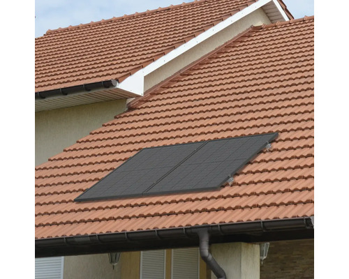 Des panneaux solaires sont installés sur un toit en tuiles.