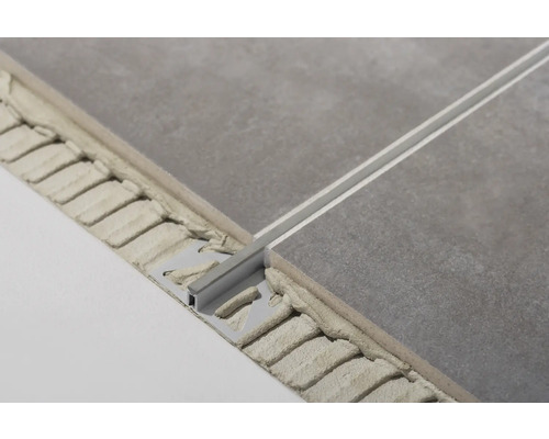 Vue détaillée d''un profilé de pose de carrelage entre deux carreaux