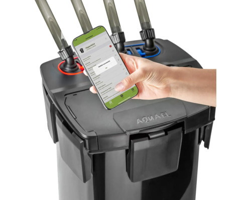 Aquarium Aussenfilter mit App-Steuerung und Smartphone in der Hand