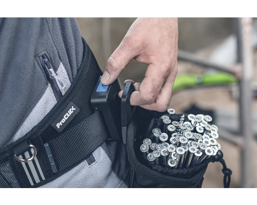 Handwerker mit ProClick Werkzeugtasche gefüllt mit Schrauben
