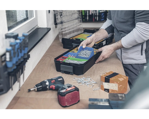 Werkbank mit Werkzeugkoffer, Schrauben, Akkuschrauber und Handwerker