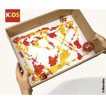 Peinture avec des billes dans une boîte en carton pour les enfants