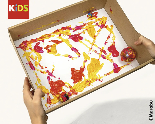 Peinture avec des billes dans une boîte en carton pour les enfants