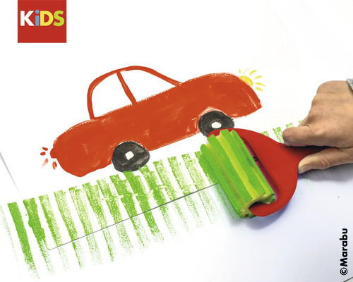 Un enfant peint avec un rouleau à peinture une image avec une voiture, un soleil et une prairie