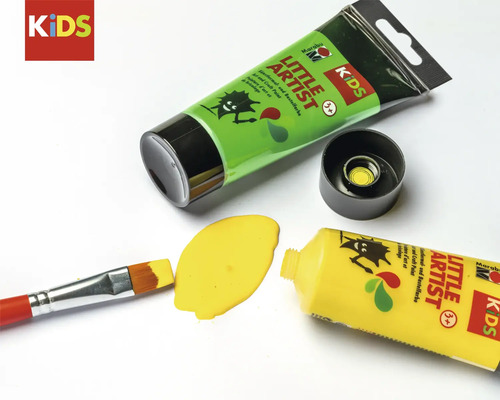Tubes de peinture, pinceau et tache de peinture pour travaux manuels d''enfants