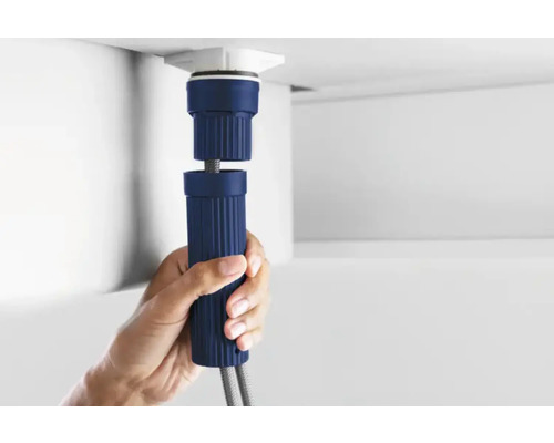 Installation eines verstellbaren Gerätefußes für Küchenmöbel