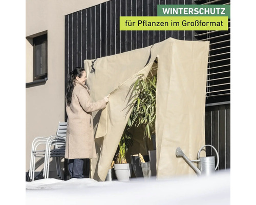 Pflanzenschutzhülle für große Pflanzen im Winter mit Frau, Pflanze, Gießkanne und Stühlen