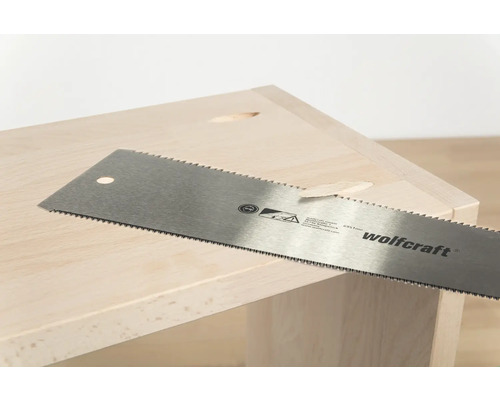 Fuchsschwanzsäge der Marke Wolfcraft beim Sägen von Holz