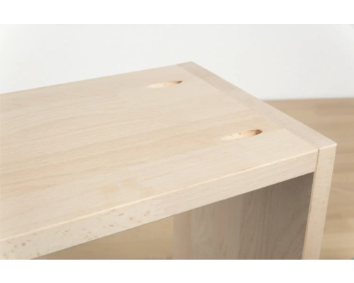 Detailansicht einer hellen Holzbank mit Bohrungen für Schrauben