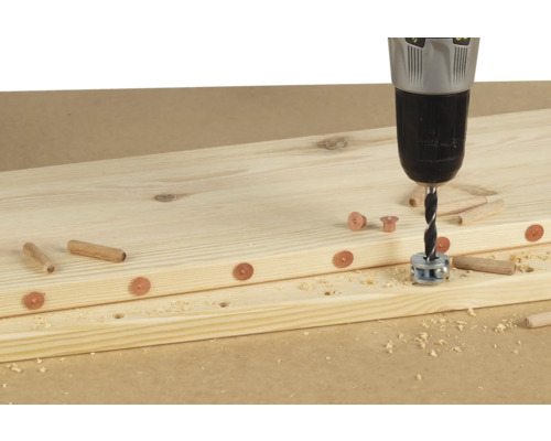 Planche en bois avec chevilles et perceuse pour assemblages bois