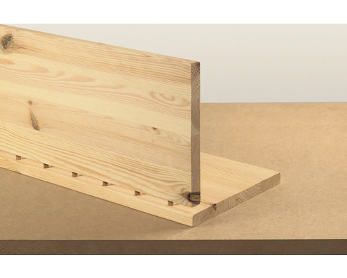 Assemblage de deux planches de bois brutes avec des chevilles en bois