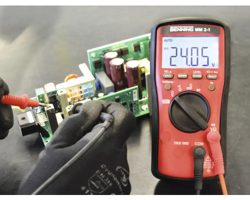 Un multimètre de la marque Benning est utilisé pour mesurer le courant.