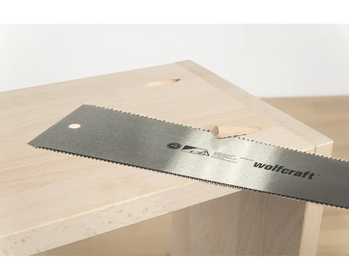 Scie à main Wolfcraft coupant une pièce en bois