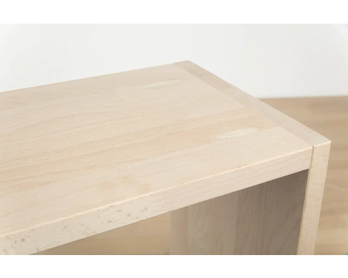 Vue détaillée d''un banc en bois clair