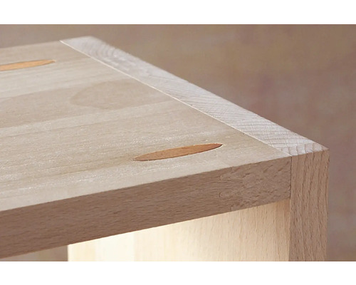 Vue détaillée d''une plaque de bois avec des tourillons en bois