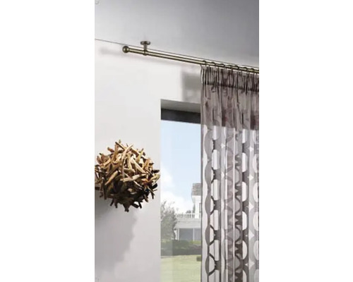 Doppelgardinenstange mit Vorhang und Holzdekoration