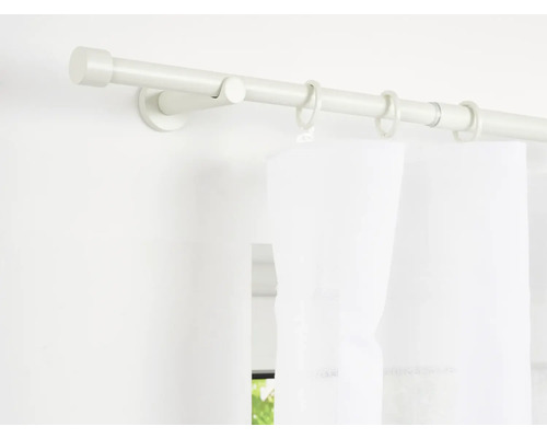 Gardinenstange mit Ringen und Gardine an der Wand