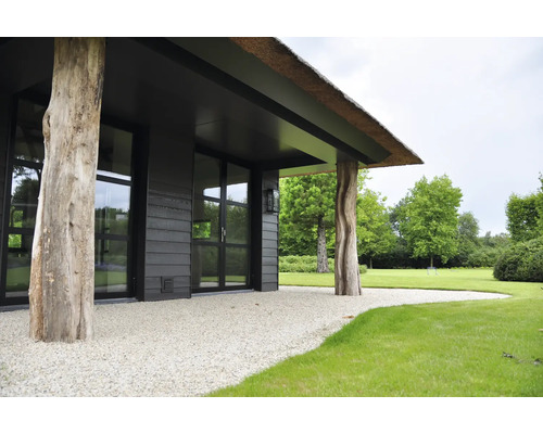 Vue extérieure d''une maison avec des piliers en bois et un toit de chaume