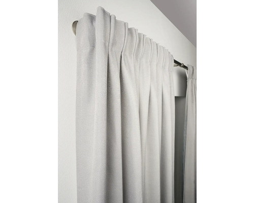 Rideau gris sur une tringle à rideaux