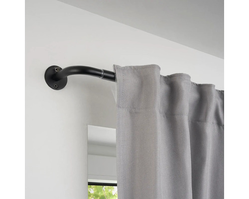 Gardinenstange aus Metall mit Vorhang an einer Wand