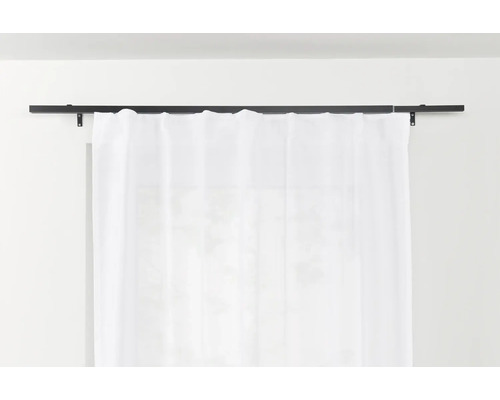 Gardine an schwarzer Gardinenstange