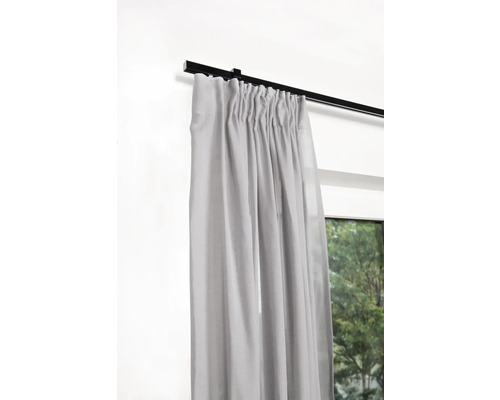 Rideau gris sur tringle à rideaux noire devant la fenêtre