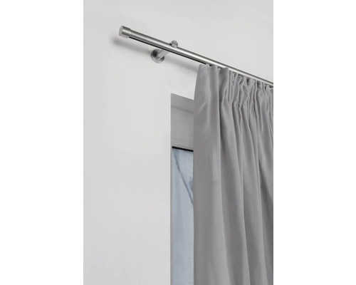 Gardinenstange aus Metall mit grauer Gardine vor einem Fenster