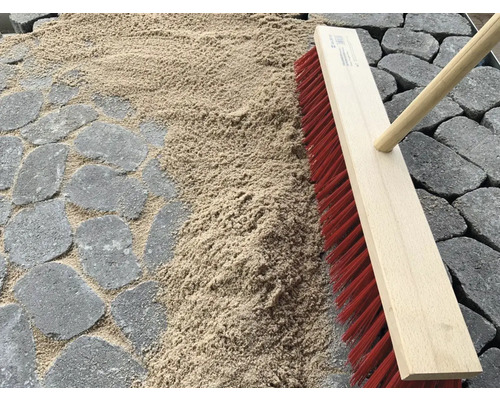 Szene mit Pflastersteinen, Fugensand und Strassenbesen
