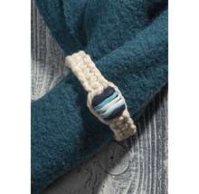 Blauer Schal mit gehäkelter Spange und Knopf