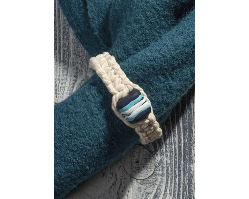 Blauer Schal mit gehäkelter Spange und Knopf