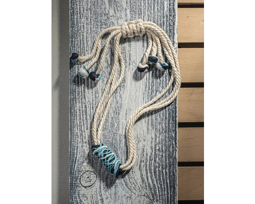 Dekoratives Seilobjekt an einer Holzplatte