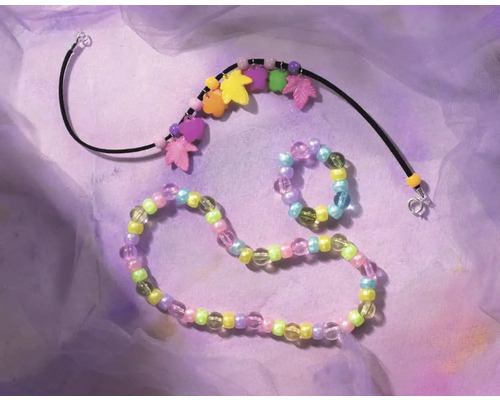 Ensemble de bijoux comprenant un collier, un bracelet et une bague avec des perles