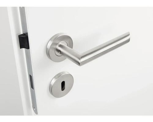 Edelstahl-Türbeschlag an einer weißen Tür